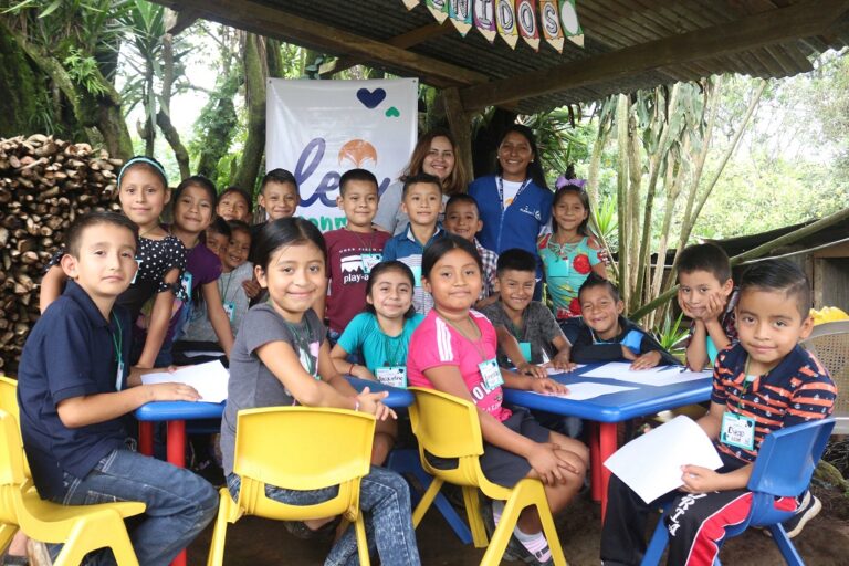 FUSAL dona mobiliario escolar primera infancia