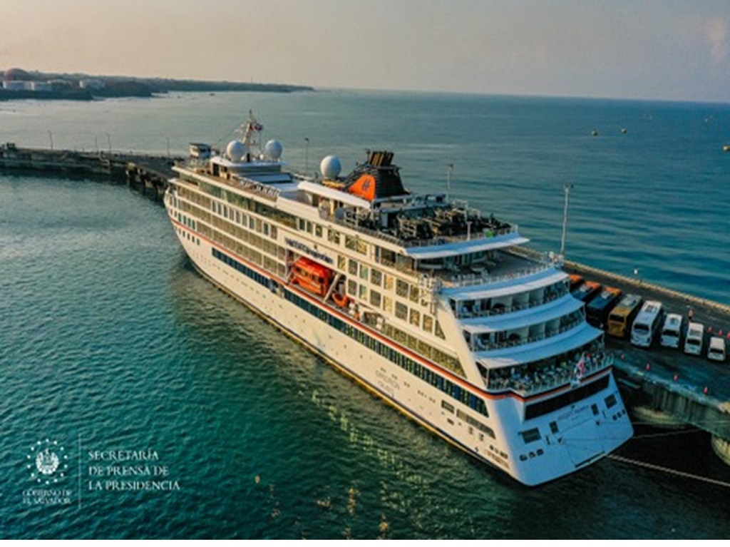 Llega crucero Hanseatic Inspiration a Acajutla