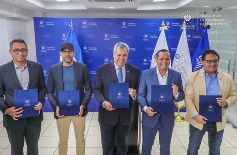 Firman convenio programa becas Roque Dalton