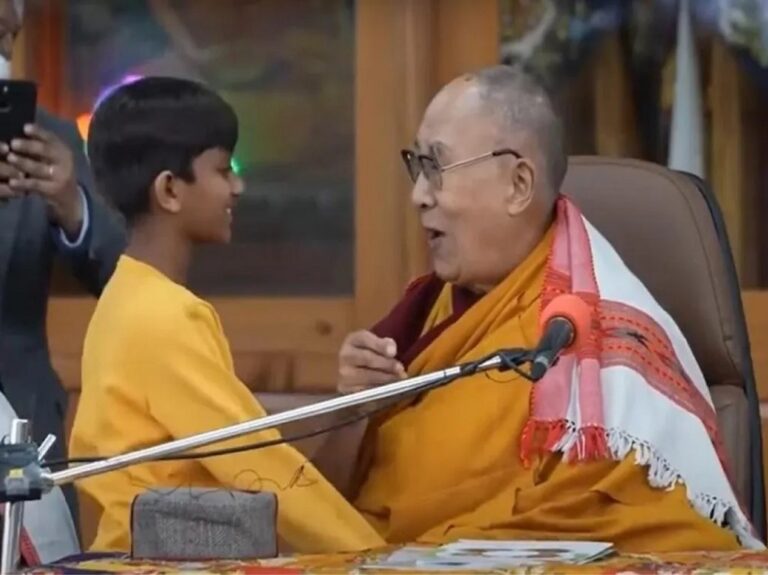 Dalai Lama besa a niño, el cuestionado video viral