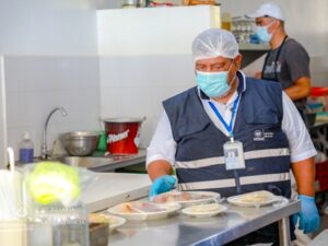 Inspecciona alimentos restaurantes en vacaciones