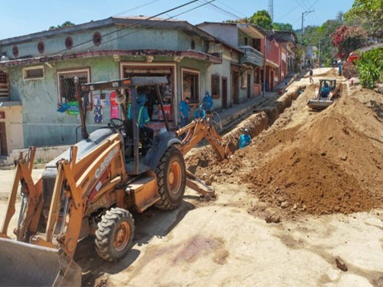 DOM cambia tuberías calle principal de Jayaque