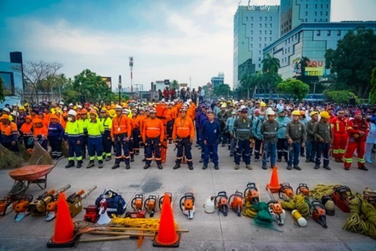 este lunes realizaron nuevas tareas de limpieza en cunetas y drenajes de las calles que convergen en la plaza Salvador del Mundo y otros puntos de la ciudad