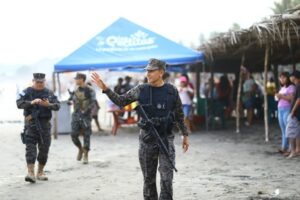 Ministro Merino Monroy en playas oriente del país