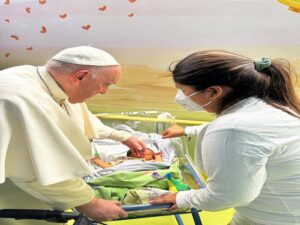 Papa bautiza niño internado en el mismo hospital