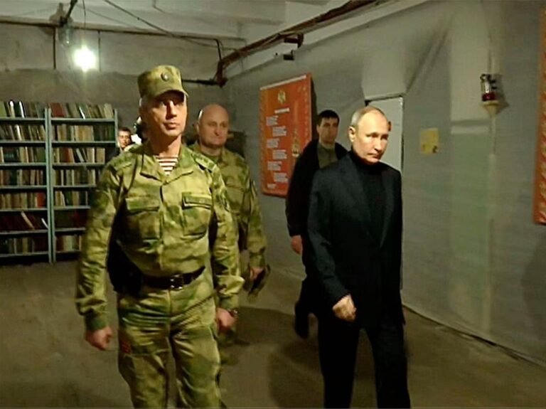 Putin visita tropas rusas en Jersón y Lugansk 
