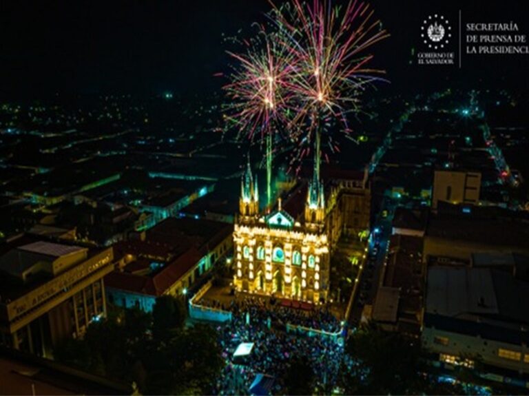 Gobierno ayuda en iluminación catedral santaneca