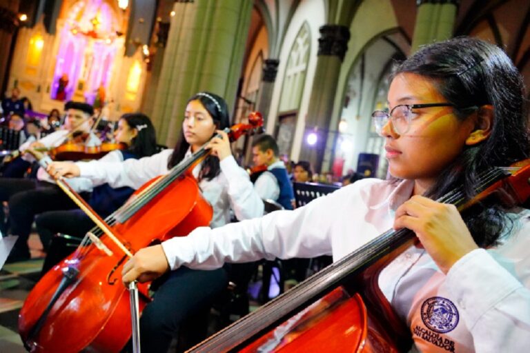 Concierto sinfónico frente a iglesia El Calvario