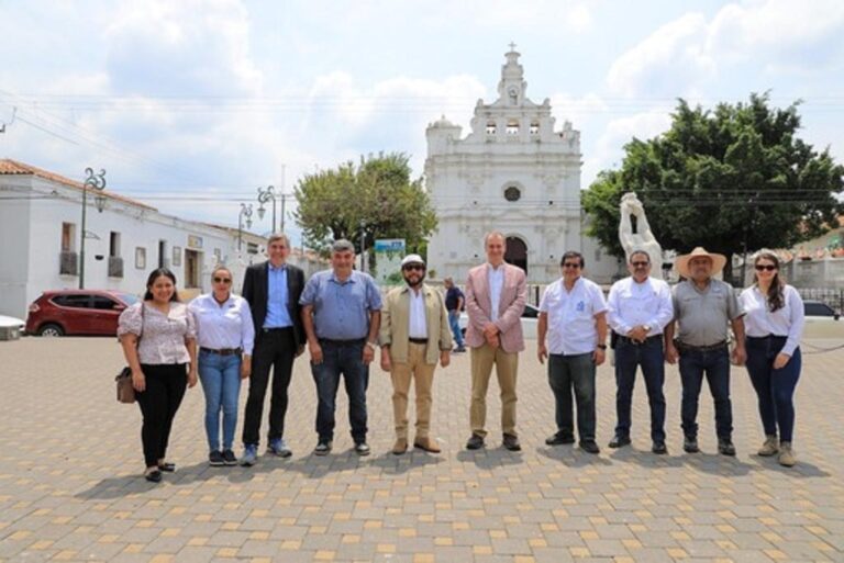 Vicepresidente Ulloa visita Centro de Metapán