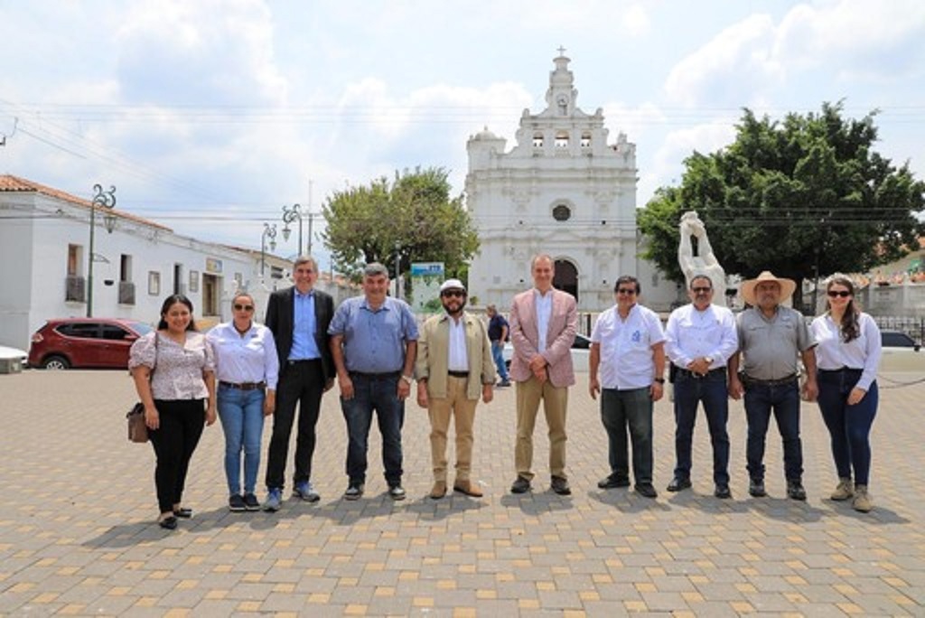 Vicepresidente Ulloa visita Centro de Metapán