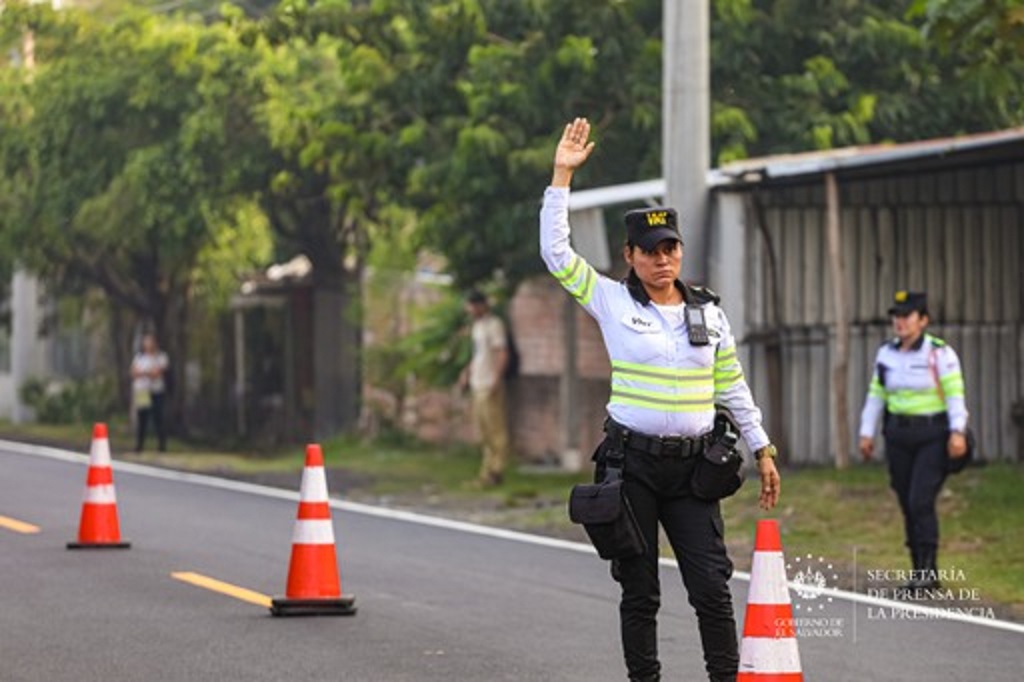 Entregan proyecto carretera hacia San Juan Opico