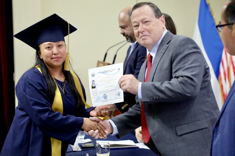 125 becarios reciben su título de bachiller