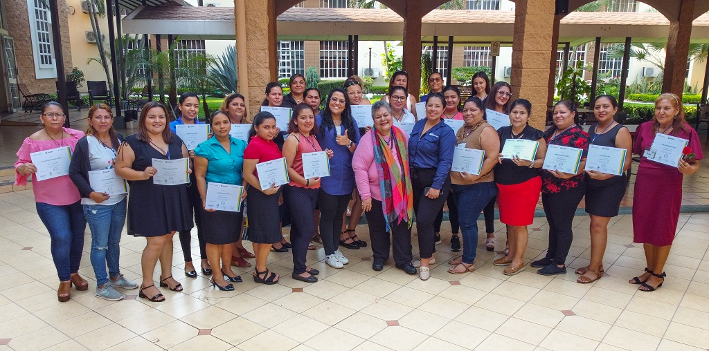 AES y FUNDEMAS impulsan a 44 salvadoreñas