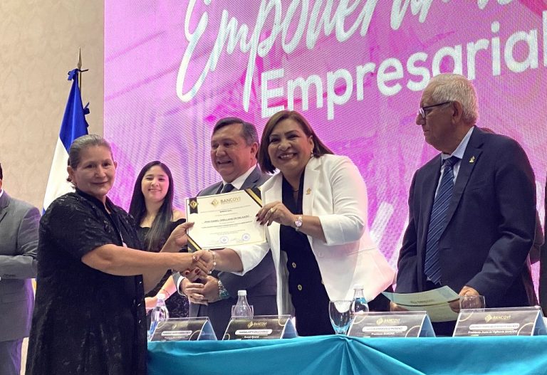 BANCOVI entrega diplomas mujeres empresarias