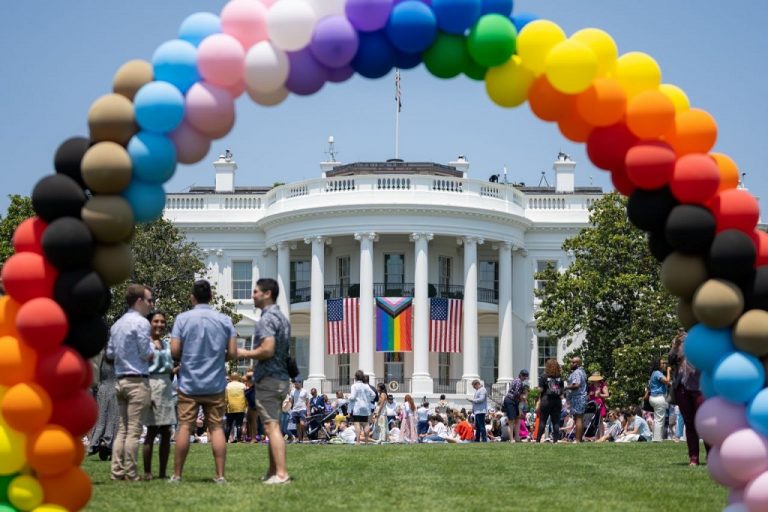 Casa Blanca EEUU vestida de colores orgullo gay