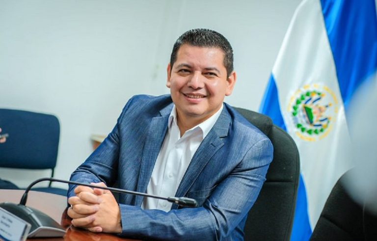 Destacan acceso de salud a docentes y su familia