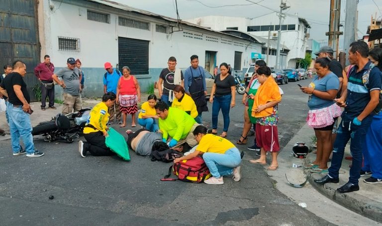 Microbusero causa lesiones a motociclista