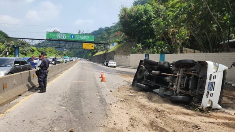 Camión pipa se accidentó carretera Los Chorros