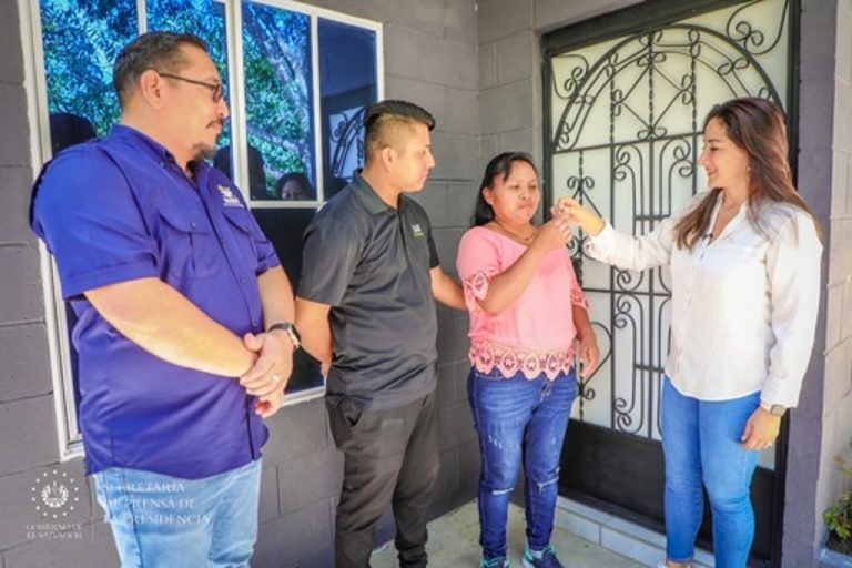 Entregan viviendas a veteranos y excombatientes