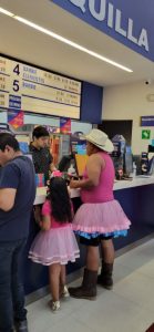 Padre se viste de Barbie para acompañar a hija ver la película