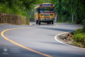 MOP reconstruye red vial en carretera al lago de Coatepeque 