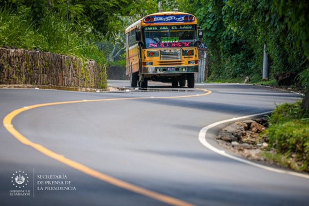 MOP reconstruye red vial en carretera al lago de Coatepeque 