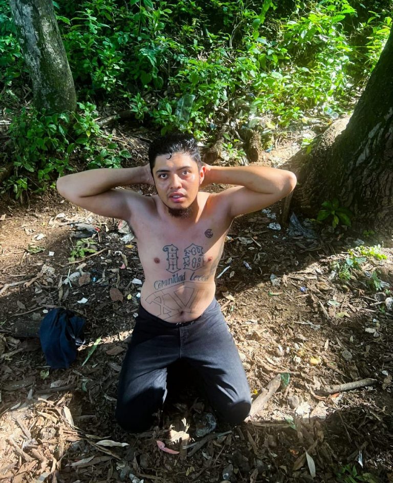Soldados captura sujeto tatuado alusivo a estructuras criminales