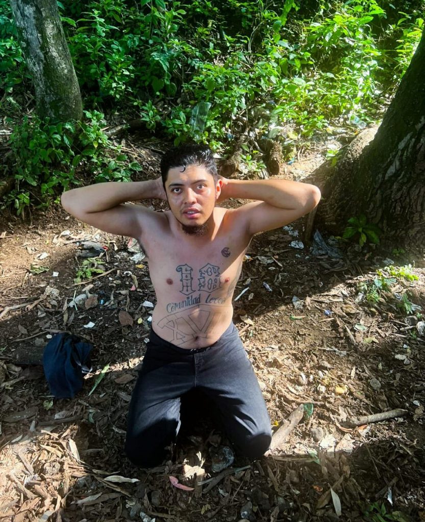 Soldados captura sujeto tatuado alusivo a estructuras criminales
