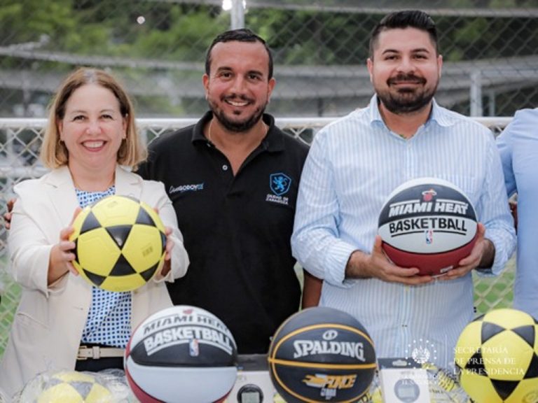Entregan implementos a escuelas deportivas de Zaragoza