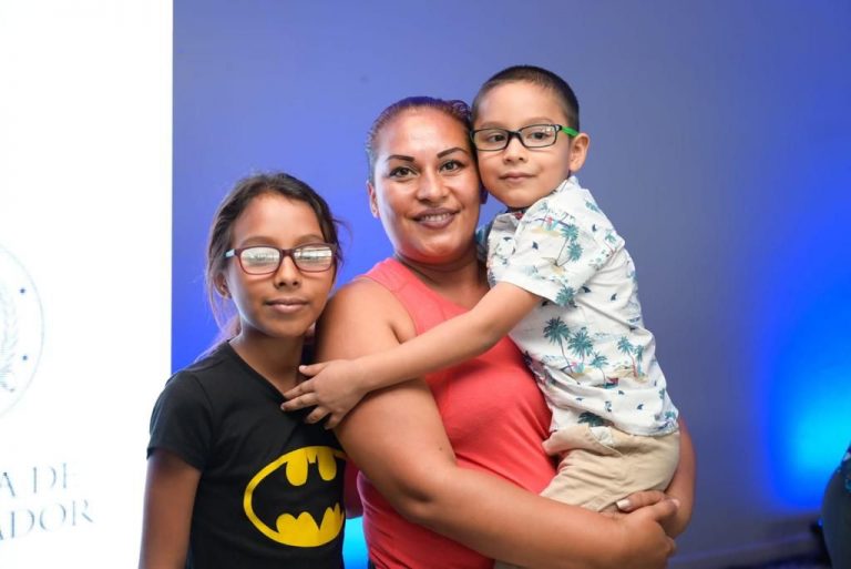 82 niños y jóvenes capitalinos recibieron lentes gratuitos