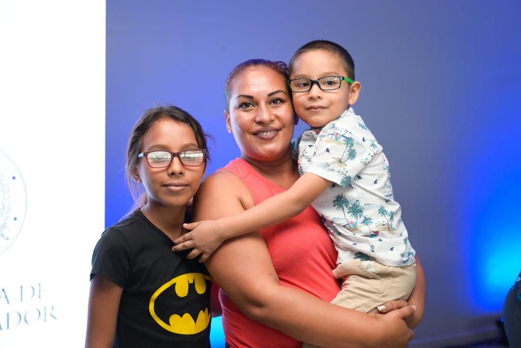 82 niños y jóvenes capitalinos recibieron lentes gratuitos