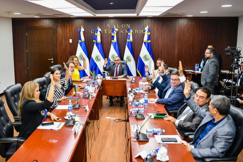 Dictamen favorable para elegir magistrados de Corte de Cuentas