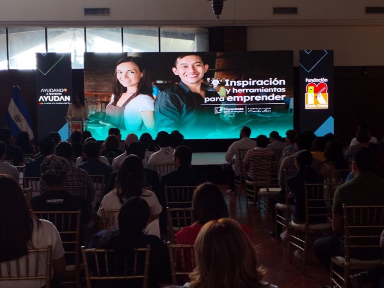 Emprendedores realizan feria para ofertar productos y servicios