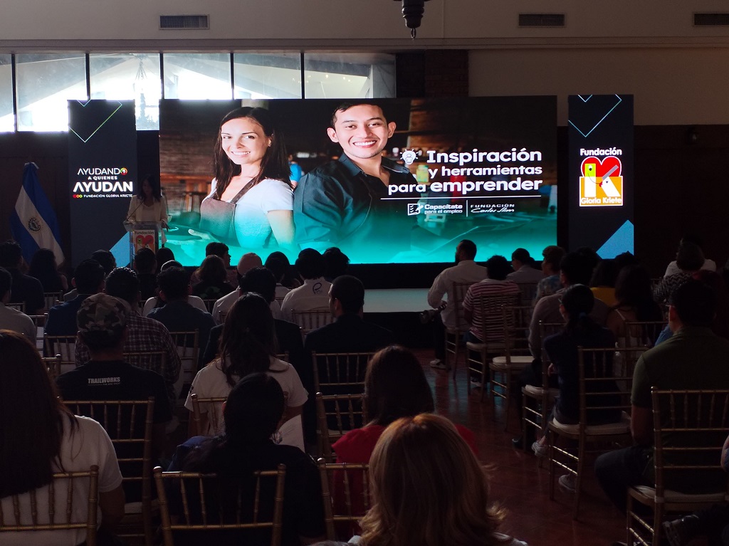Emprendedores realizan feria para ofertar productos y servicios