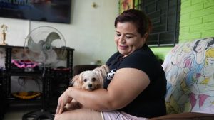 Pecky la perrita callejera rescatada roba el amor agente del CAM