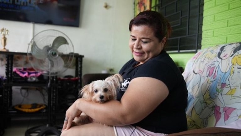 Pecky la perrita callejera rescatada roba el amor agente del CAM