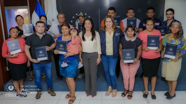 Gobierno entrega escrituras a familias estafadas por PROCADES