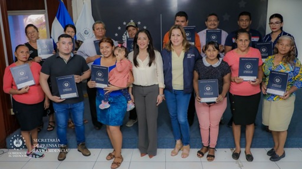 Gobierno entrega escrituras a familias estafadas por PROCADES