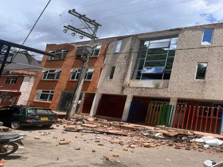 Fuerte sismo sacudió el centro de de Colombia este jueves