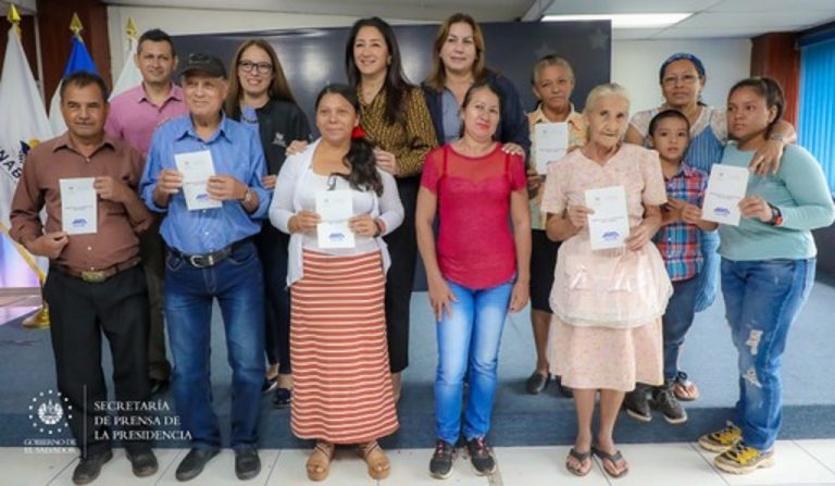 Veteranos y excombatientes reciben material de construcción