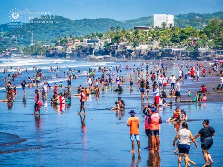 Este domingo, el subdirector de Protección Civil, Fermín Pérez, junto con la gobernadora de La Libertad, Yaneth Bran, y la Policía Nacional Civil llevaron a cabo un recorrido en las playas El Majahual y El Tunco, para verificar el cumplimiento del plan implementado en el periodo vacacional.