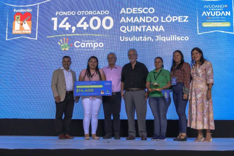 Gloria de kriete entrega fondos para desarrollo de comunidades