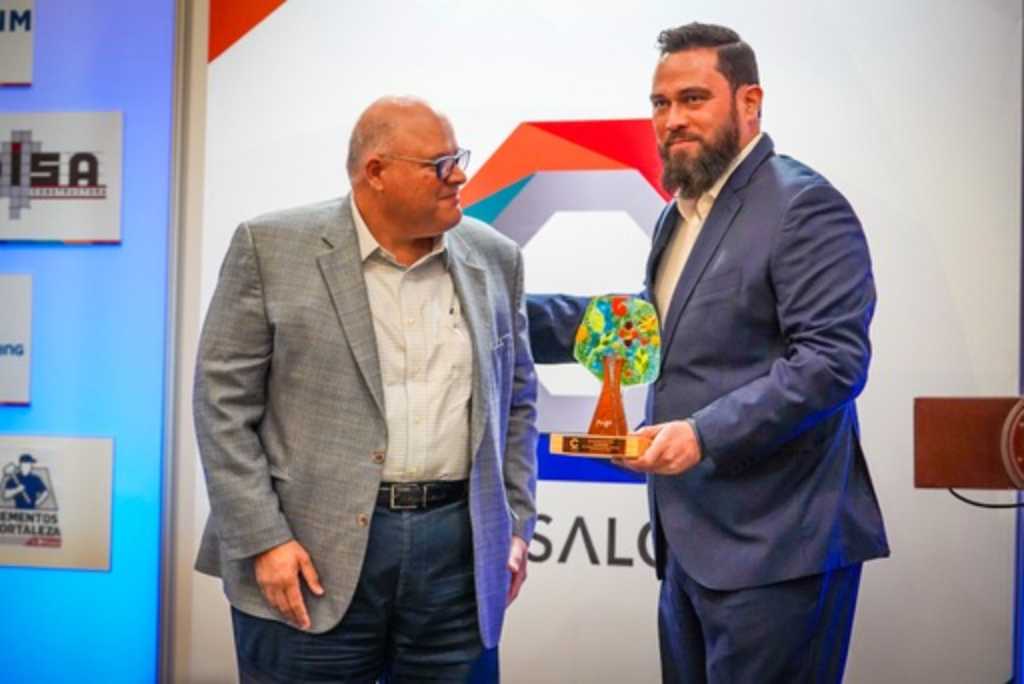 Alcalde Mario Durán recibe reconocimiento del sector construcción