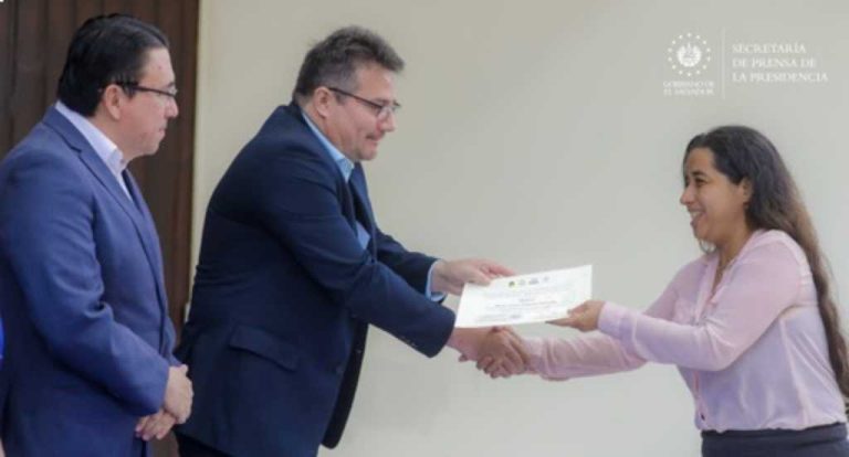 Clausura diplomado derecho de consumo impartido en la UES
