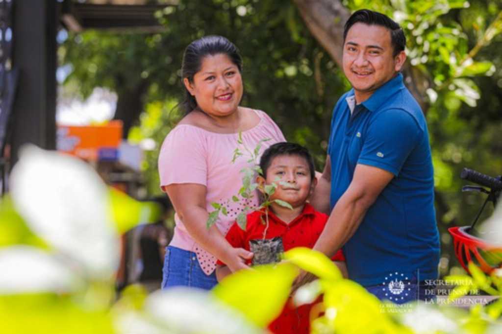 Fovial entrega árboles a personas frente al parque Cuscatlán
