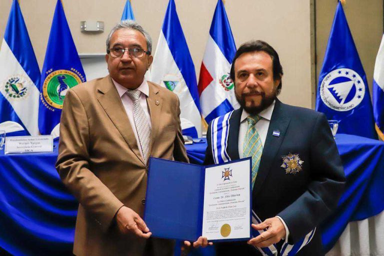 Vicepresidente Ulloa condecorado por su labor integracionista