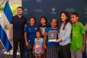 Familias de comunidad El Güizco reciben sus títulos de propiedad