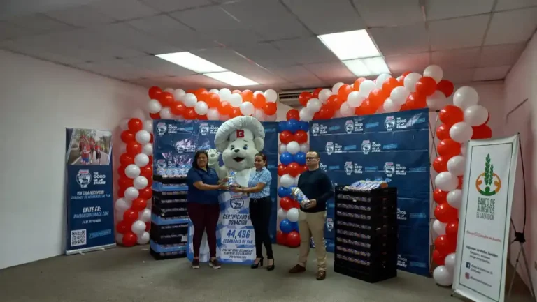 Bimbo dona rebanadas de panal Banco de Alimentos El Salvador