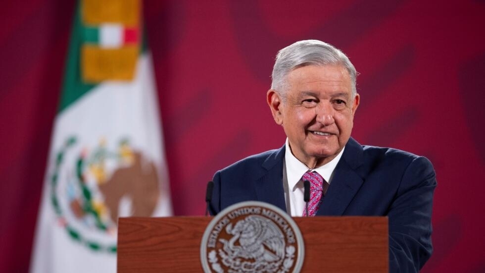 El presidente mexicano, Andrés Manuel López Obrador, negó este viernes que las autoridades se hayan visto rebasadas y descartó un toque de queda