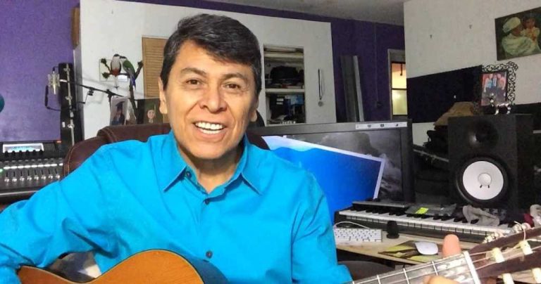 Breve historia de nuestro cantautor salvadoreño Álvaro Torres